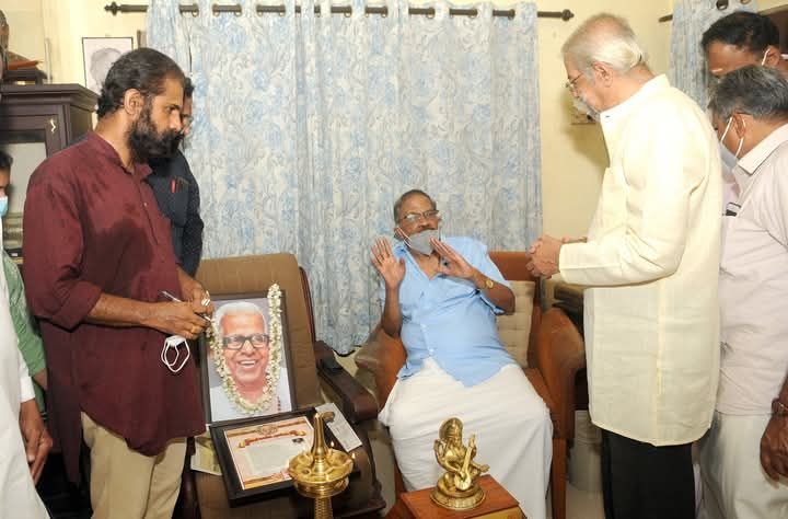 പ്രഥമ അക്കിത്തം പുരസ്കാരം എം.ടിക്ക് സമ്മാനിച്ചപ്പോൾ